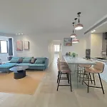 Eastern Hub - Jing\'An Temple Branch Stylish 3-Bedroom In Bustling Area, Surrounded By Trendy Bistro And Bar Street, Only 100M From Subway