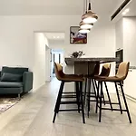 Eastern Hub - Jing\'An Temple Branch Stylish 3-Bedroom In Bustling Area, Surrounded By Trendy Bistro And Bar Street, Only 100M From Subway